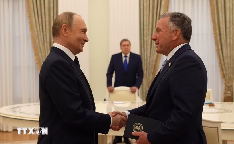 Tổng thống Nga Vladimir Putin (trái) và đặc phái viên của Tổng thống Mỹ Donald Trump, ông Steve Witkoff (phải) tại cuộc gặp ở Moskva ngày 6/8/2025. (Ảnh: THX/TTXVN)