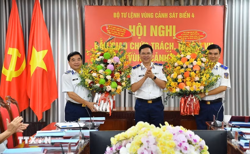 Thiếu tướng Lê Đình Cường, Tư lệnh Cảnh sát biển Việt Nam, chúc mừng Thiếu tướng Trần Văn Lượng và Đại tá Đào Bá Việt. (Ảnh: TTXVN phát)