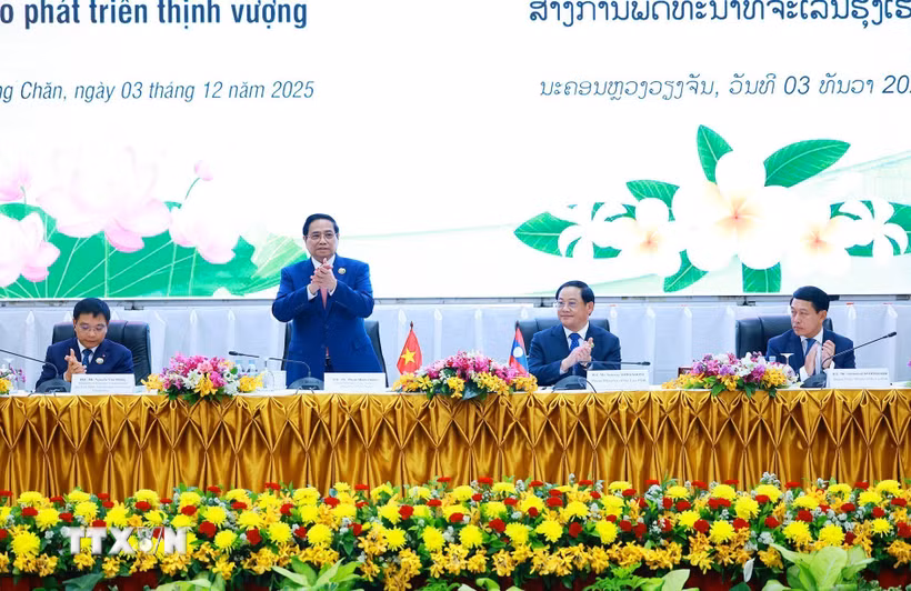 Thủ tướng Phạm Minh Chính tham dự Hội nghị xúc tiến đầu tư Việt Nam-Lào năm 2025. (Ảnh: Dương Giang/TTXVN)