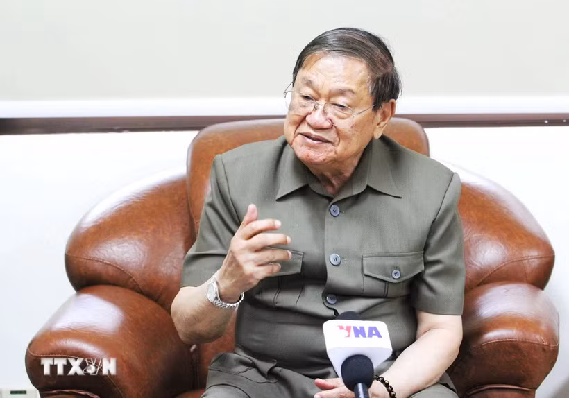 Ông Khieu Kanharith - Cố vấn tối cao trực tiếp của Quốc vương, Nghị sỹ Quốc hội Campuchia - trả lời phỏng vấn TTXVN. (Ảnh: Hoàng Minh/TTXVN)