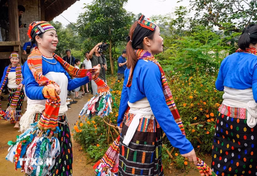 Người dân tộc Thái tỉnh Thanh Hóa tham gia nghi thức lễ hội với nhiều loại hình âm nhạc dân gian, truyền thống. (Ảnh: Khánh Hòa/TTXVN)
