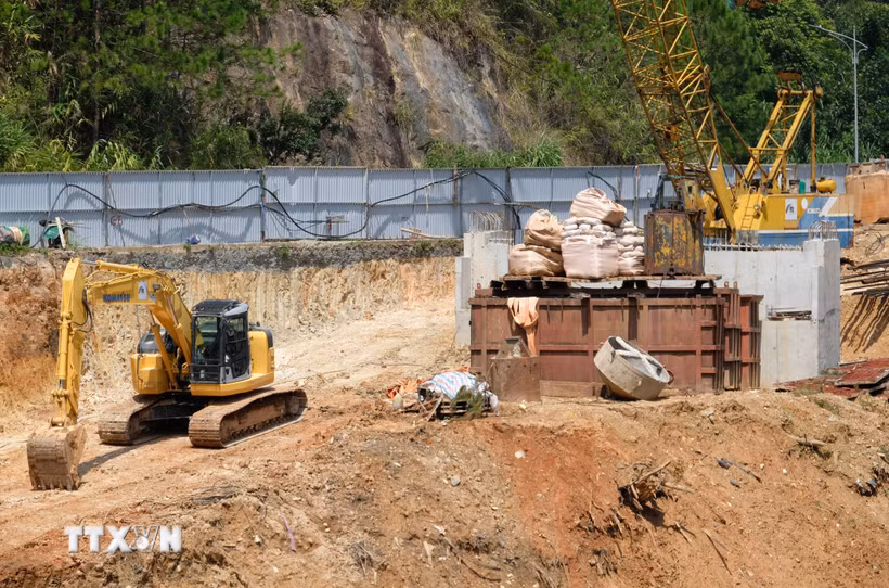 Hiện đơn vị thi công đã hoàn thành 1 mố trụ cầu đầu tiên và dự kiến đưa công trình vào sử dụng trước Tết Nguyên đán 2027. (Ảnh: Nguyễn Dũng/TTXVN)