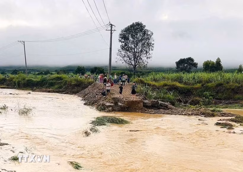 Mưa lớn gây sạt lở, cuốn trôi một đoạn đường dẫn vào cầu Suối Cái (xã Phú Hòa 1). (Ảnh: TTXVN phát)