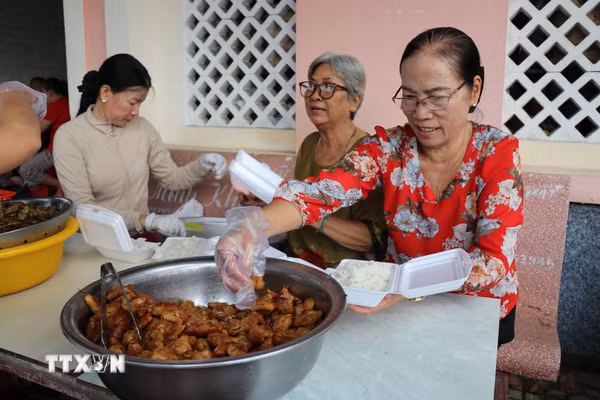 Gặp gỡ người phụ nữ trọn đời sẻ chia, nâng bước học sinh nghèo ở Vĩnh Long