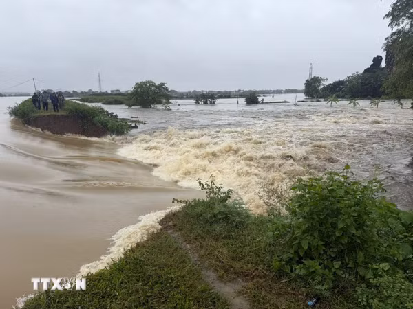Thanh Hóa: Mưa lớn khiến bờ kênh T2 qua xã Tống Sơn bị tràn và vỡ