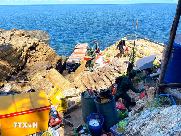 Bộ đội Biên phòng Hòn Chuối đồng hành cùng người dân đảo xa vượt khó
