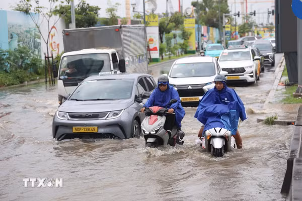 Mưa lớn, nhiều tuyến đường trung tâm Thành phố Hồ Chí Minh ngập sâu