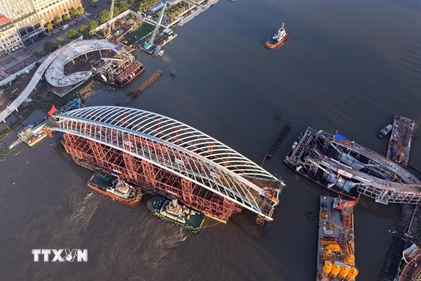 Hợp long cầu đi bộ nghìn tỷ, hình dáng lá dừa nước qua sông Sài Gòn
