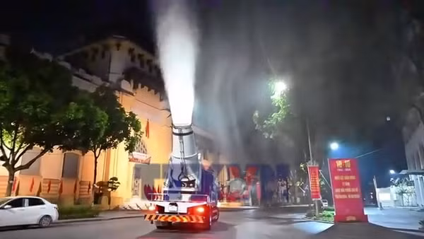 Bước vào cao điểm ô nhiễm không khí, Hà Nội thí điểm xe phun sương dập bụi 