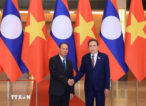 Chủ tịch Quốc hội Trần Thanh Mẫn hội kiến Thường trực Ban Bí thư Lào