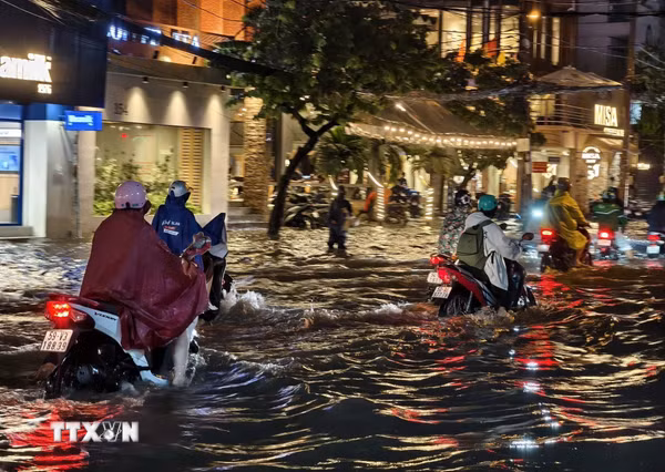 Mưa lớn làm lộ điểm nghẽn thoát nước tại Thành phố Hồ Chí Minh