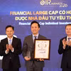Ông Vương Huy Đông - Phó Ban Thư ký Hội đồng quản trị và Quan hệ cổ đông đại diện VietinBank nhận giải thưởng hạng mục “Financial Large Cap có hoạt động IR được Nhà đầu tư yêu thích nhất 2026”. (Ảnh: Vietnam+)