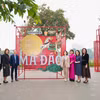 Đại diện Vietcombank, ông Lê Hoàng Tùng - Phó Tổng Giám đốc (thứ 3 từ trái sang) và bà Nguyễn Hồng Trang - Phó Chủ tịch thường trực UBND phường Hoàn Kiếm (thứ 4 từ phải sang), cùng đại biểu 2 đơn vị khai mạc triển lãm ngày 15/01/2026. (Ảnh: Vietnam+)