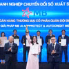Đại diện MB, bà Phạm Thị Kim Phượng – Giám đốc dự án Nhà máy số Doanh nghiệp lên nhận giải thưởng. (Nguồn: Vietnam+)
