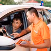 Chủ phương tiện được hướng dẫn sử dụng liên kết ePass. (Ảnh: Vietnam+)