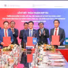Đại diện 3 bên ký kết Thỏa thuận hợp tác triển khai “Điểm tư vấn, hỗ trợ, tiếp nhận hồ sơ thủ tục hành chính của Trung tâm Phục vụ hành chính công tại các điểm giao dịch của Agribank” dưới sự chứng kiến của đại diện lãnh đạo Ngân hàng Nhà nước Việt Nam, UBND thành phố Hà Nội; đại diện các đơn vị thuộc Bộ Công an. (Ảnh: Vietnam+)