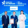 Ông Nguyễn Hướng Minh – Phó TGĐ Eximbank (đứng giữa) nhận giải thưởng “Top 10 nơi làm việc tốt nhất Việt Nam 2025” từ Ban tổ chức. (Ảnh: Vietnam+)