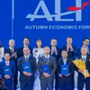 Ông Phạm Quốc Thanh - đại diện Công ty trách nhiệm hữu hạn Sài Gòn Marina IFC nhận Giấy chứng nhận thành viên dưới sự chứng kiến của Thủ tướng Lê Minh Hưng cùng các đồng chí lãnh đạo. (Ảnh: Vietnam+)