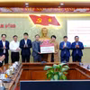 Agribank trao bảng tượng trưng tặng 5 tỷ đồng hỗ trợ xây dựng trường mầm non Tà Hine tại tỉnh Lâm Đồng. (Ảnh: Vietnam+)