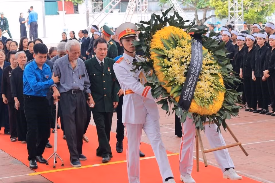 Đoàn cựu học sinh Trường THPT Nguyễn Gia Thiều - bạn học Tổng Bí thư Nguyễn Phú Trọng vào viếng. (Ảnh: Hoàng Hiếu/TTXVN)
