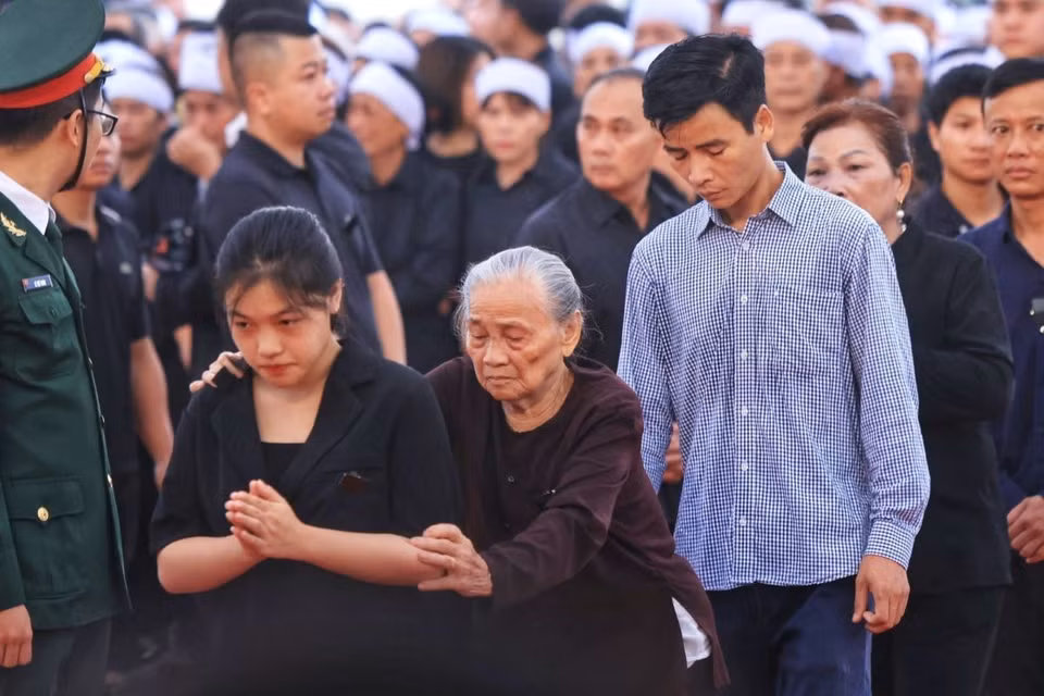 Người dân đến viếng Tổng Bí thư Nguyễn Phú Trọng. (Ảnh: TTXVN)