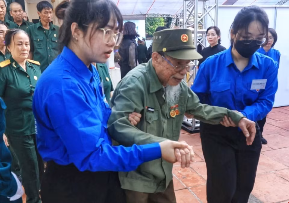 Đoàn cựu chiến binh vào viếng Tổng Bí thư Nguyễn Phú Trọng. (Ảnh: TTXVN)