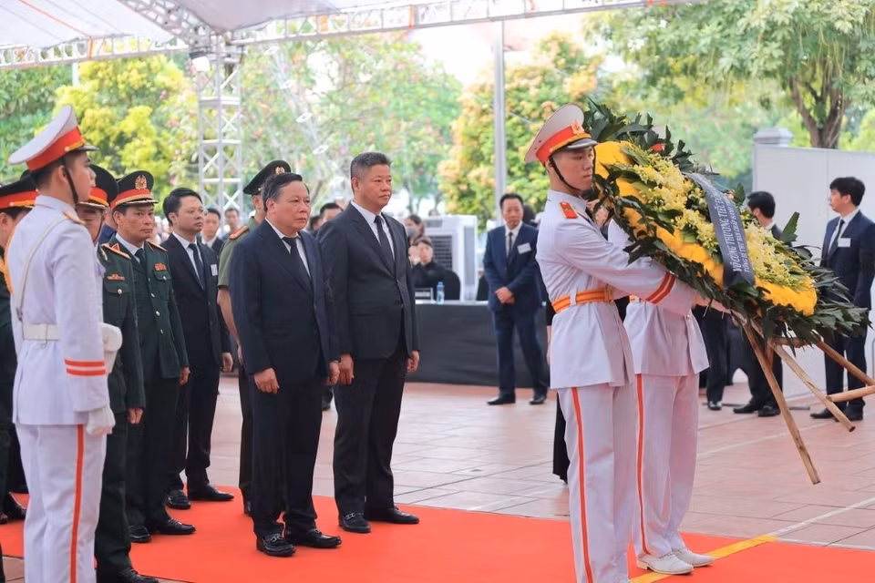 Đoàn Hội đồng Nhân dân, Ủy ban Nhân dân Thành phố Hà Nội vào viếng Tổng Bí thư Nguyễn Phú Trọng. (Ảnh: TTXVN)