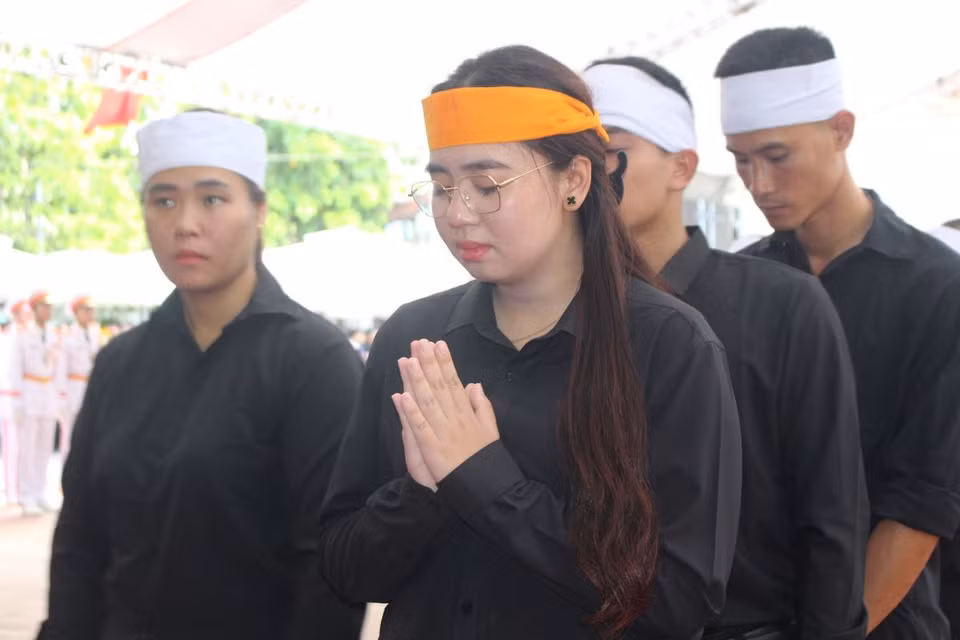 Con cháu tiếc thương Tổng Bí thư Nguyễn Phú Trọng. (Ảnh: TTXVN)