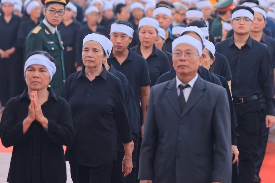 Người thân vào viếng Tổng Bí thư Nguyễn Phú Trọng tại thôn Lại Đà, xã Đông Hội, huyện Đông Anh, thành phố Hà Nội. (Ảnh: TTXVN)