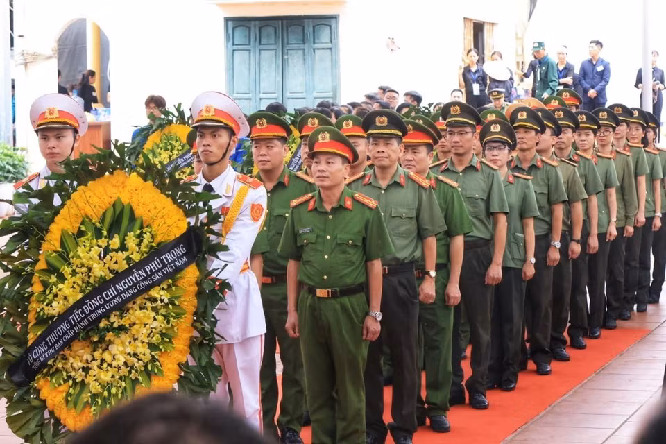Đoàn Công an huyện Đông Anh vào viếng Tổng Bí thư Nguyễn Phú Trọng. (Ảnh: TTXVN)