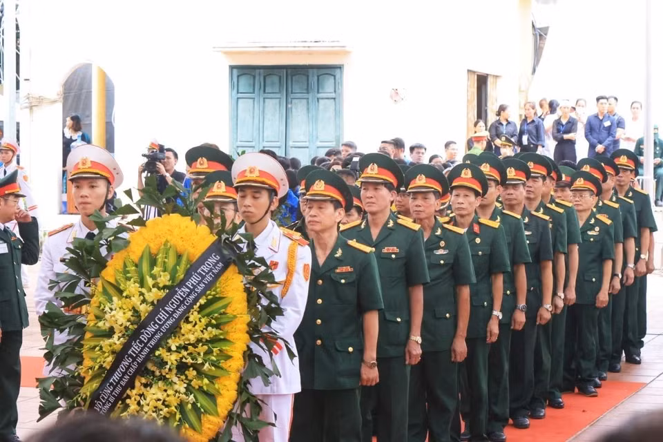 Đoàn Ban chỉ huy Quân sự huyện Đông Anh vào viếng Tổng Bí thư Nguyễn Phú Trọng. (Ảnh: TTXVN)