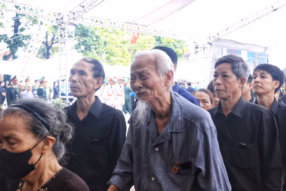 Người dân đến viếng đám tang Tổng Bí thư Nguyễn Phú Trọng. (Ảnh: TTXVN)