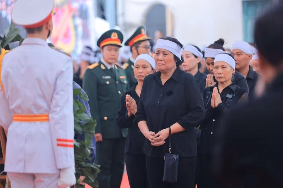 Người thân đau buồn trước sự ra đi của Tổng Bí thư Nguyễn Phú Trọng. (Ảnh: TTXVN)