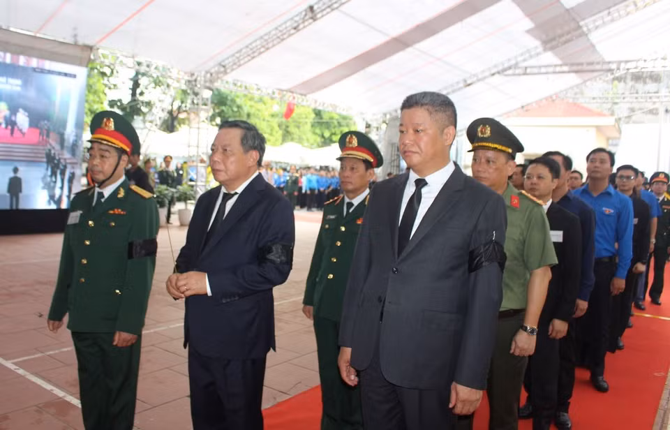 Đoàn đại biểu Thành ủy, Hội đồng Nhân dân, Ủy ban Nhân dân, Ủy ban Mặt trận Tổ quốc Việt Nam thành phố Hà Nội thành kính tưởng nhớ Tổng Bí thư Nguyễn Phú Trọng. (Ảnh: TTXVN)