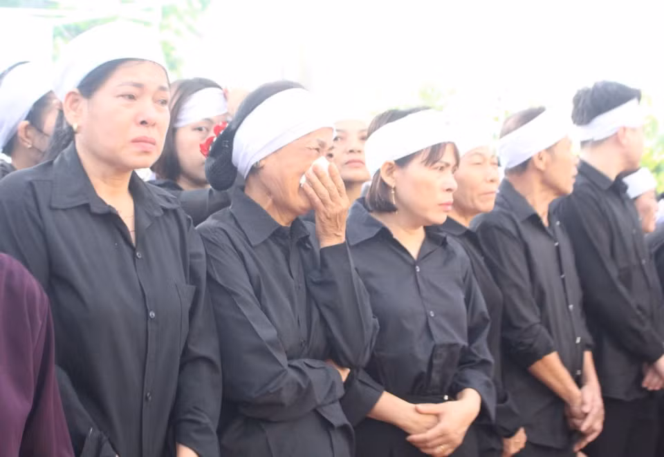 Người thân, họ hàng của Tổng Bí thư Nguyễn Phú Trọng chờ vào viếng. (Ảnh: TTXVN)