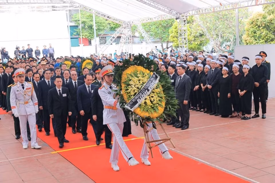 Đoàn Đảng bộ, Chính quyền và nhân dân huyện Đông Anh vào viếng Tổng Bí thư Nguyễn Phú Trọng. (Ảnh: TTXVN)