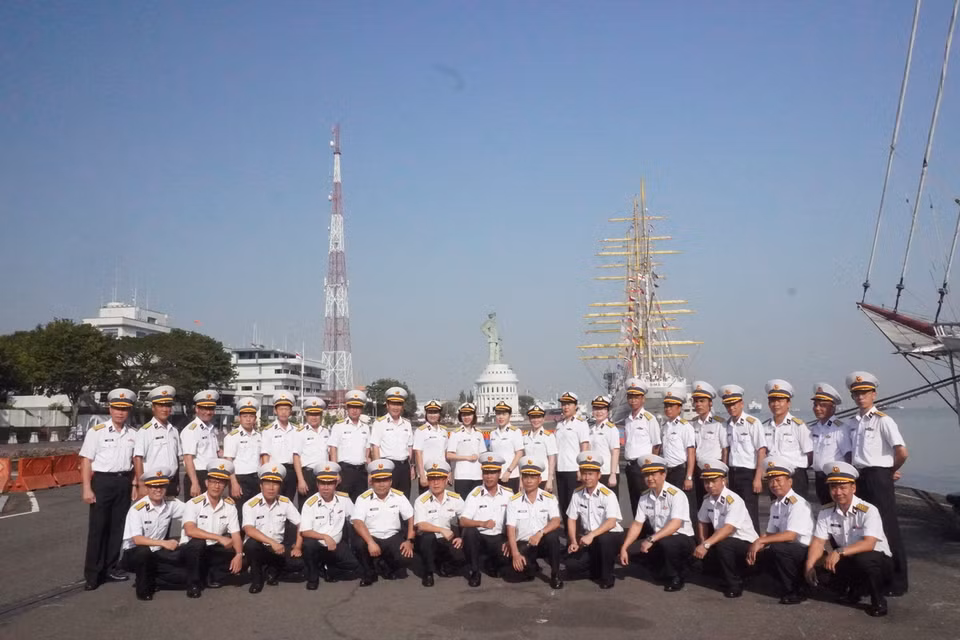 Đoàn công tác tàu buồm 286-Lê Quý Đôn chụp ảnh lưu niệm tại quân cảng Surabaya, Indonesia. (Ảnh: Đào Trang/TTXVN)