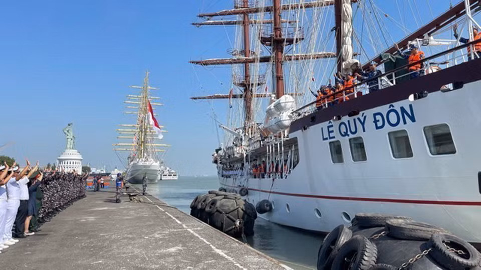 Quang cảnh tiễn đoàn công tác tàu buồm 286-Lê Quý Đôn rời quân cảng Surabaya, Indonesia. (Ảnh: Đào Trang/TTXVN)