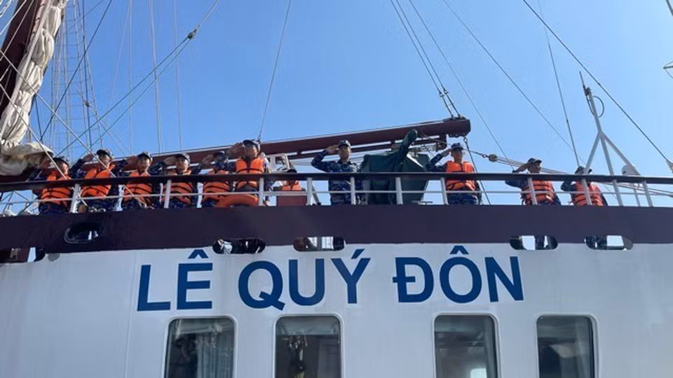 Các học viên sỹ quan trên tàu buồm 286-Lê Quý Đôn. (Ảnh: Đào Trang/TTXVN)