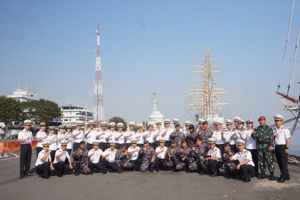 Đoàn công tác tàu buồm 286-Lê Quý Đôn chụp ảnh lưu niệm cùng các sỹ quan Hải quân Indonesia. (Ảnh: Đào Trang/TTXVN)