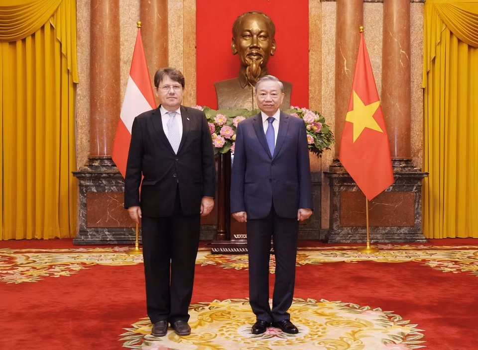 Tổng Bí thư, Chủ tịch nước Tô Lâm và Đại sứ Cộng hòa Áo tại Việt Nam Philippo Agathonnos chụp ảnh chung. (Ảnh: Lâm Khánh/TTXVN)