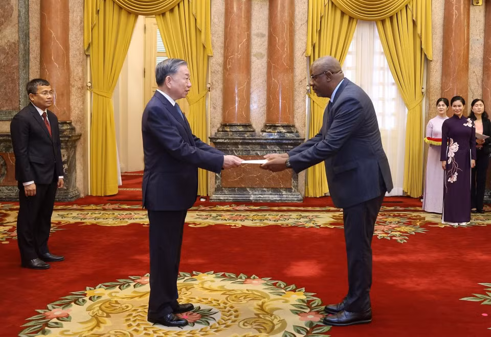 Tổng Bí thư, Chủ tịch nước Tô Lâm nhận Quốc thư từ Đại sứ Cộng hòa Botswana tại Việt Nam Batlang Comma Serema. (Ảnh: Lâm Khánh/TTXVN)