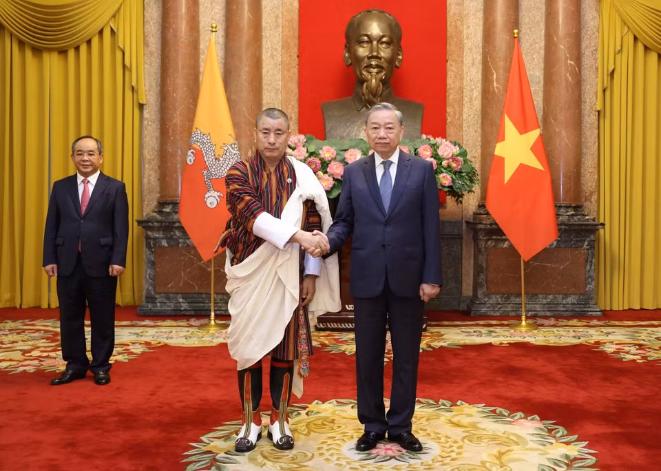 Tổng Bí thư, Chủ tịch nước Tô Lâm với Đại sứ Vương quốc Bhutan tại Việt Nam Kinzang Dorji đến trình Quốc thư. (Ảnh: Lâm Khánh/TTXVN)