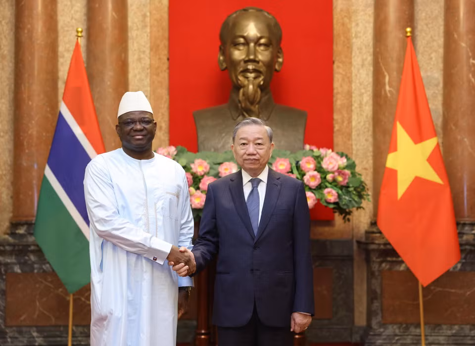 Tổng Bí thư, Chủ tịch nước Tô Lâm với Đại sứ Cộng hòa Gambia tại Việt Nam Masanneh Nyuku Kinteh đến trình Quốc thư. (Ảnh: Lâm Khánh/TTXVN)