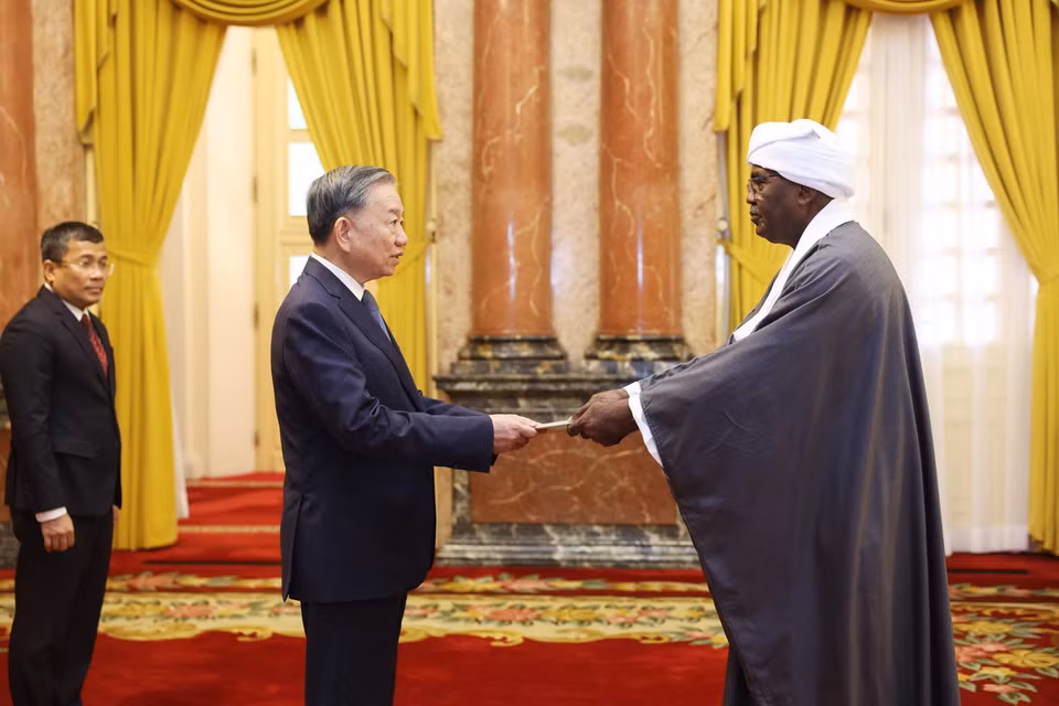 Tổng Bí thư, Chủ tịch nước Tô Lâm nhận Quốc thư từ Đại sứ Cộng hòa Sudan tại Việt Nam Hassan Abdelsalam Omer. (Ảnh: Lâm Khánh/TTXVN)