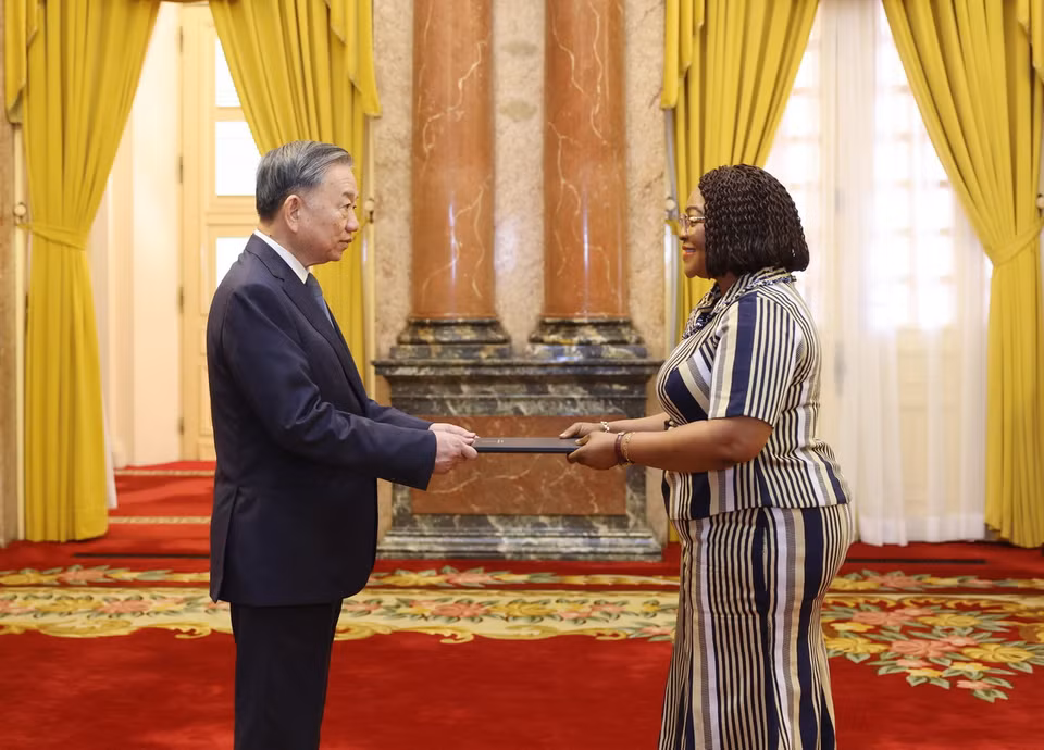 Tổng Bí thư, Chủ tịch nước Tô Lâm nhận Quốc thư Đại sứ Cộng hòa Ghana tại Việt Nam Florence Buerki Akonor. (Ảnh: Lâm Khánh/TTXVN)