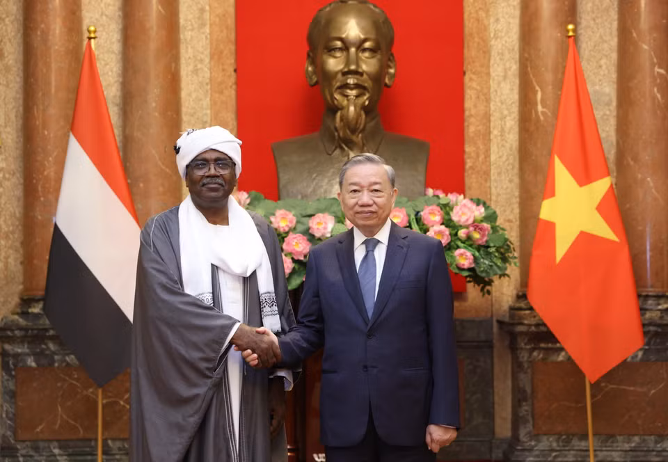 Tổng Bí thư, Chủ tịch nước Tô Lâm với Đại sứ Cộng hòa Sudan tại Việt Nam Hassan Abdelsalam Omer đến trình Quốc thư. (Ảnh: Lâm Khánh/TTXVN)