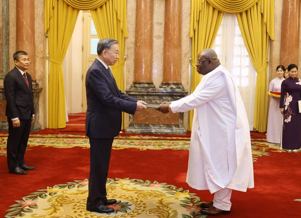 Tổng Bí thư, Chủ tịch nước Tô Lâm nhận Quốc thư từ Đại sứ Cộng hòa Sierra Leone tại Việt Nam Abu Bakarr Karim. (Ảnh: Lâm Khánh/TTXVN)