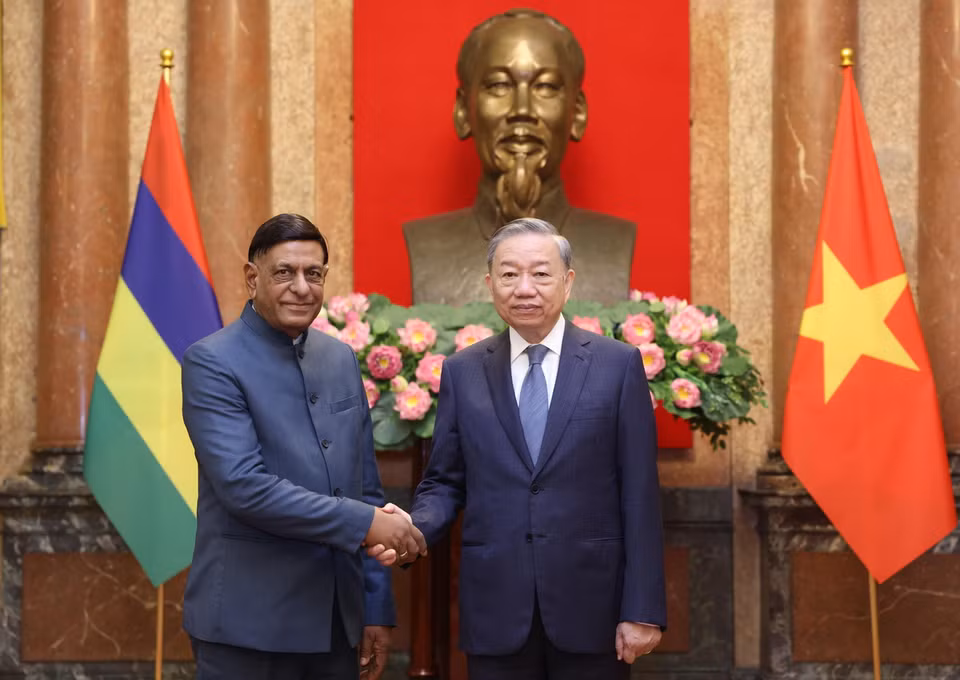 Tổng Bí thư, Chủ tịch nước Tô Lâm với Đại sứ Cộng hòa Mauritius tại Việt Nam Jagdishwar Goburdhun đến trình Quốc thư. (Ảnh: Lâm Khánh/TTXVN)