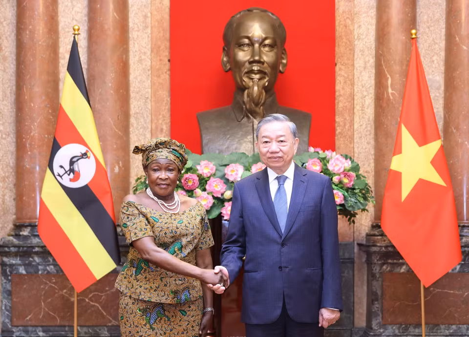 Tổng Bí thư, Chủ tịch nước Tô Lâm với Đại sứ Cộng hòa Uganda tại Việt Nam Betty Oyella Bigombe đến trình Quốc thư. (Ảnh: Lâm Khánh/TTXVN)